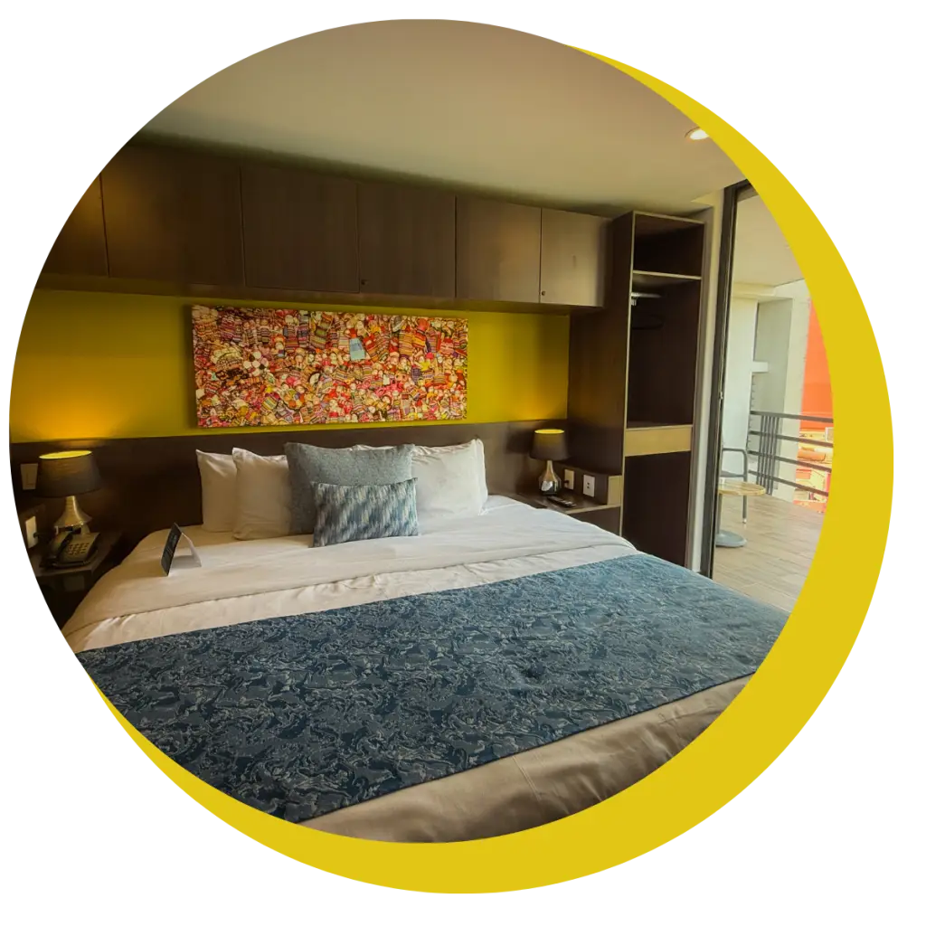 abitación Standard King con cama amplia, decoración moderna y jacuzzi privado en Hotel Círculo Condesa.