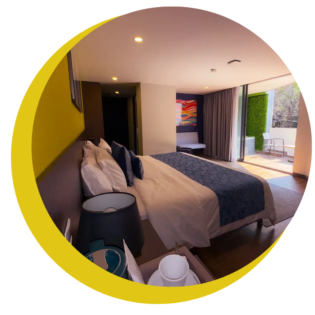 Suite King con terraza privada con jacuzzi, cama extragrande y decoración moderna en Hotel Círculo Condesa.